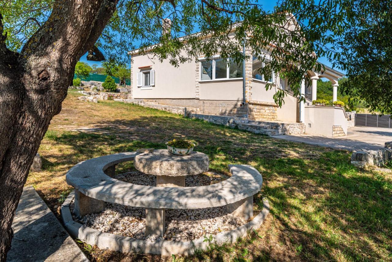 Holiday Home Ante With Beautiful Private Garden Nadin Εξωτερικό φωτογραφία