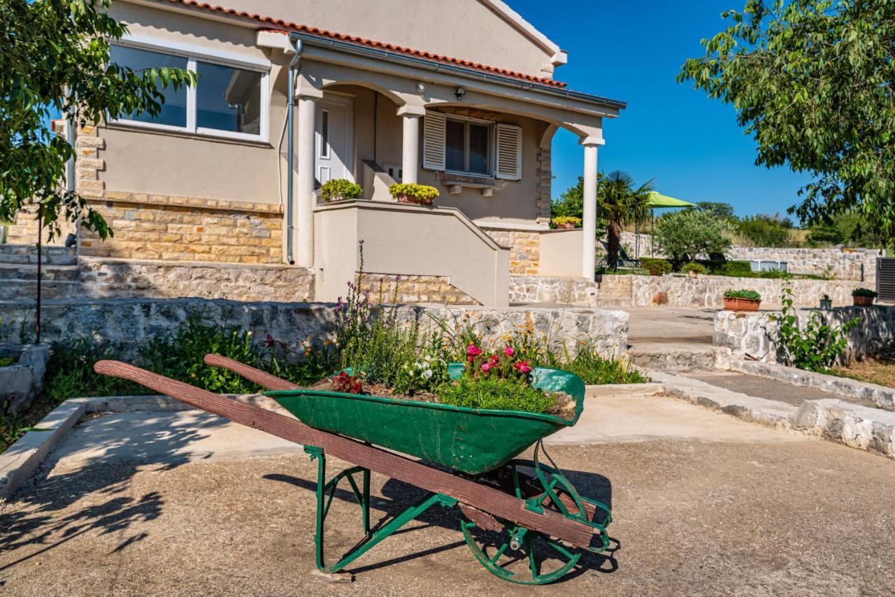 Holiday Home Ante With Beautiful Private Garden Nadin Εξωτερικό φωτογραφία