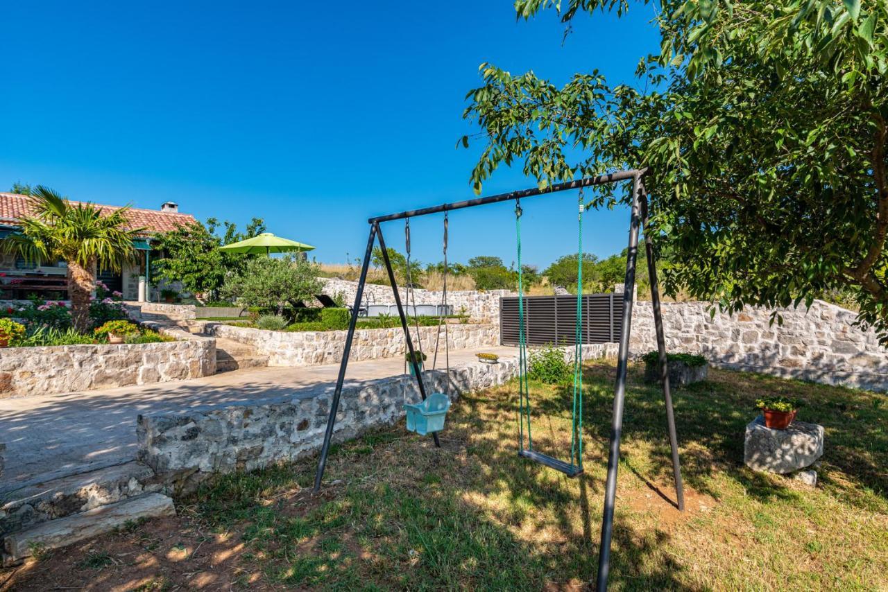 Holiday Home Ante With Beautiful Private Garden Nadin Εξωτερικό φωτογραφία