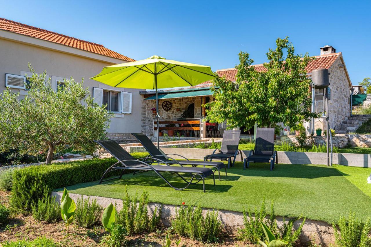 Holiday Home Ante With Beautiful Private Garden Nadin Εξωτερικό φωτογραφία