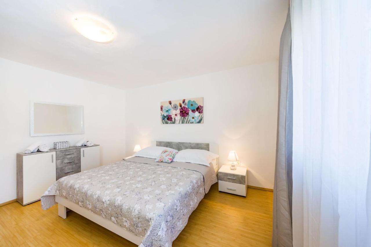 Holiday Home Ante With Beautiful Private Garden Nadin Εξωτερικό φωτογραφία