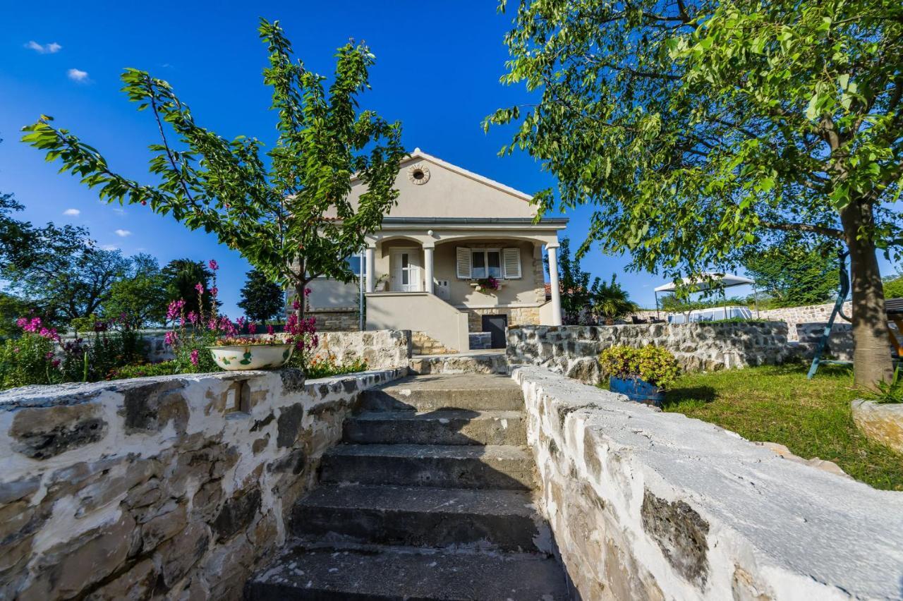Holiday Home Ante With Beautiful Private Garden Nadin Εξωτερικό φωτογραφία