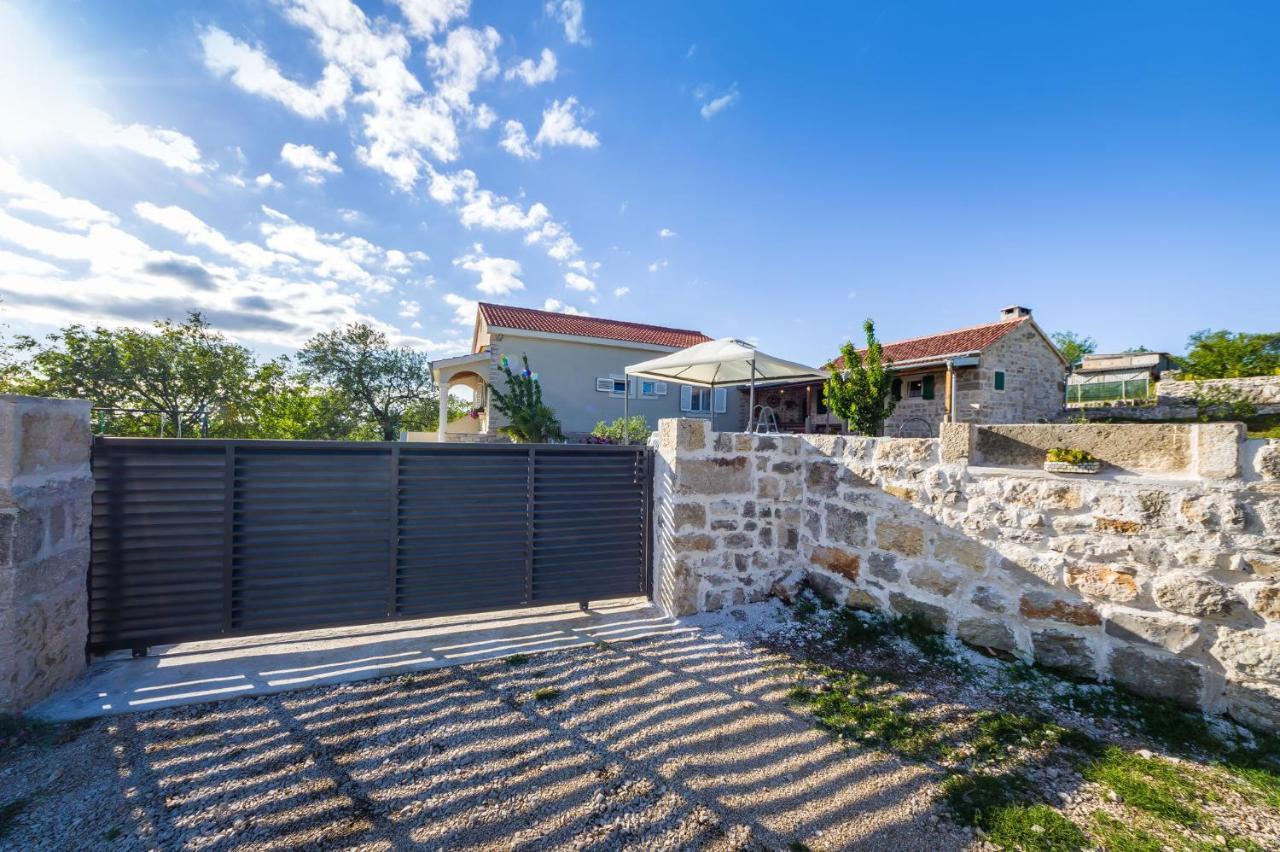 Holiday Home Ante With Beautiful Private Garden Nadin Εξωτερικό φωτογραφία