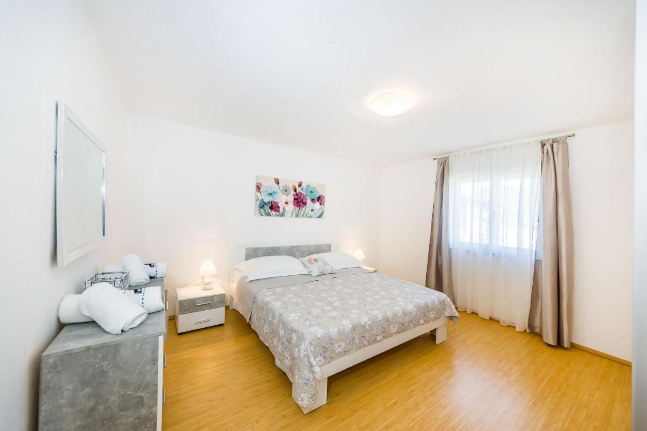 Holiday Home Ante With Beautiful Private Garden Nadin Εξωτερικό φωτογραφία